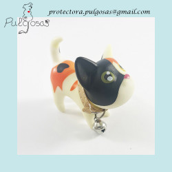Llavero con forma de gatito tricolor con cascabel